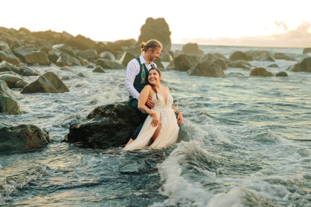 novios con rocas y el mar